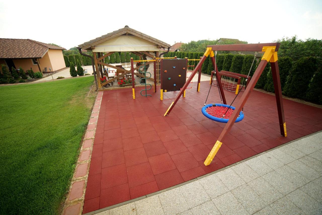 Relax Apartmanhaz Morahalom Exterior photo