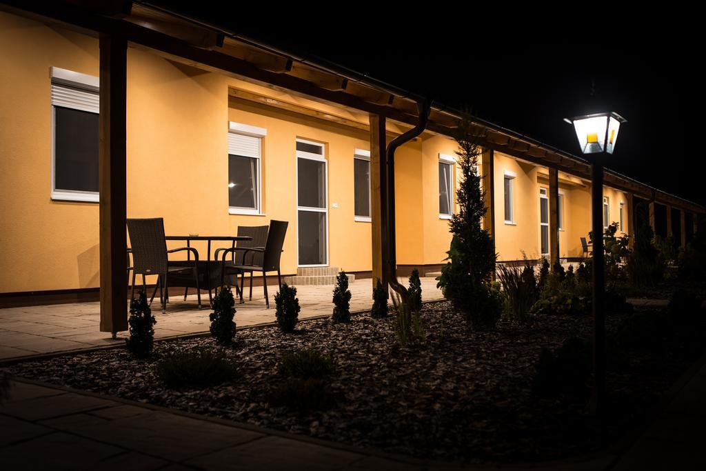 Relax Apartmanhaz Morahalom Exterior photo