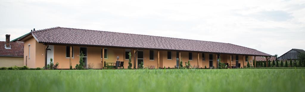 Relax Apartmanhaz Morahalom Exterior photo